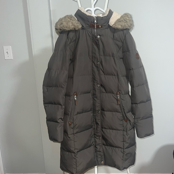 New jacket but little bit the furry is burn in washing machine - Picture 1 of 6